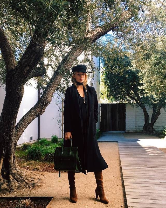 Rosie Huntington-Whiteley身着Acne Studio